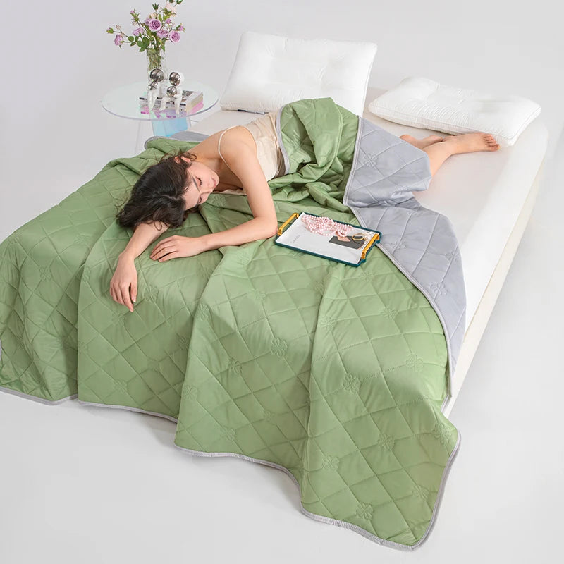Grade A Cooling Blanket: Soft, breathable, king/queen size